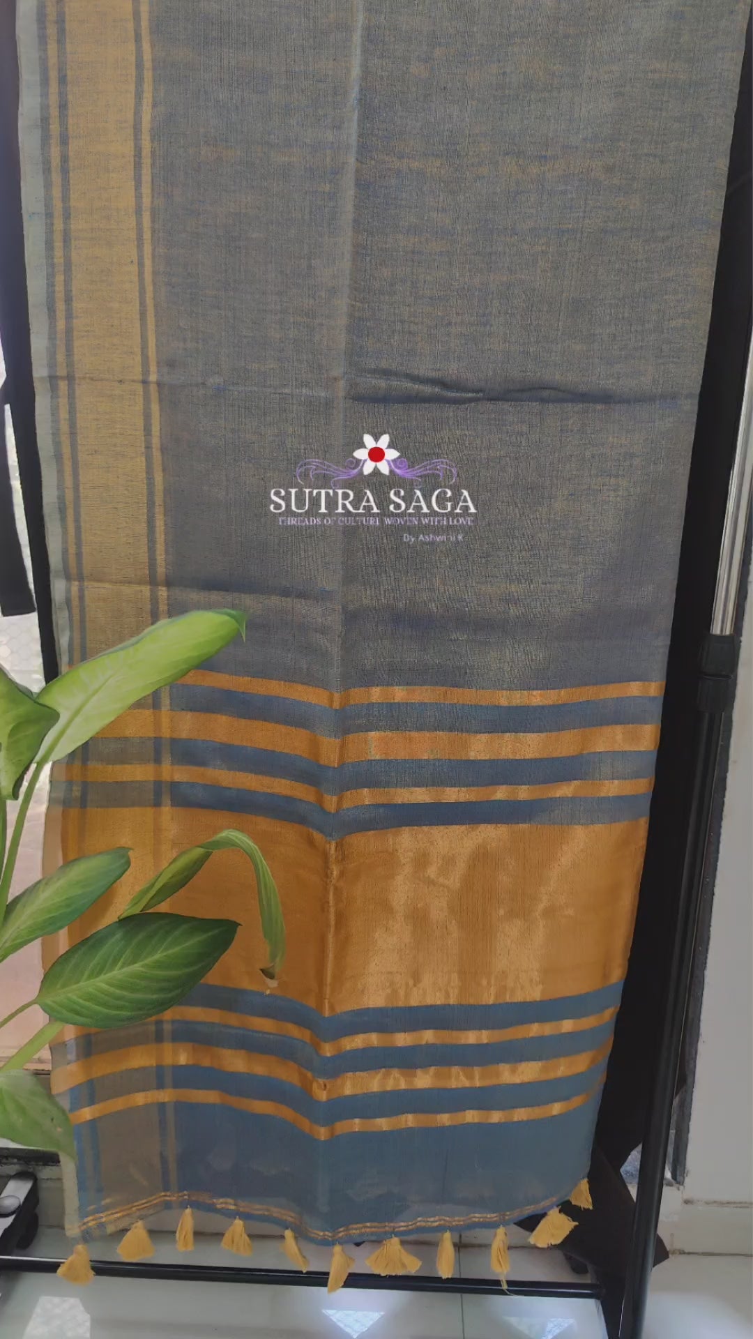 Load video: Plain Linen Crush Tissue Sarees with Zhari Pallu